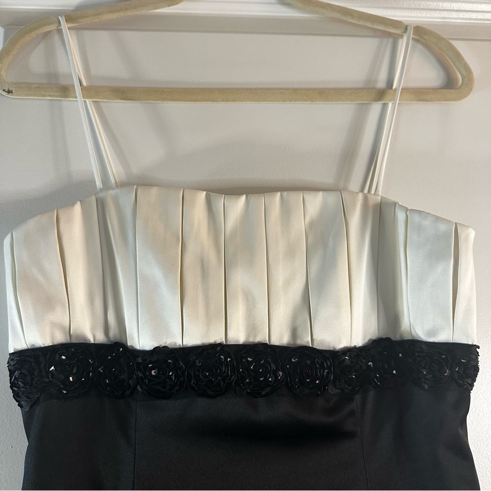 JS Collections Black & White Pleated Bodice Formal Gown Women’s Size 4 - Picture 2 of 16